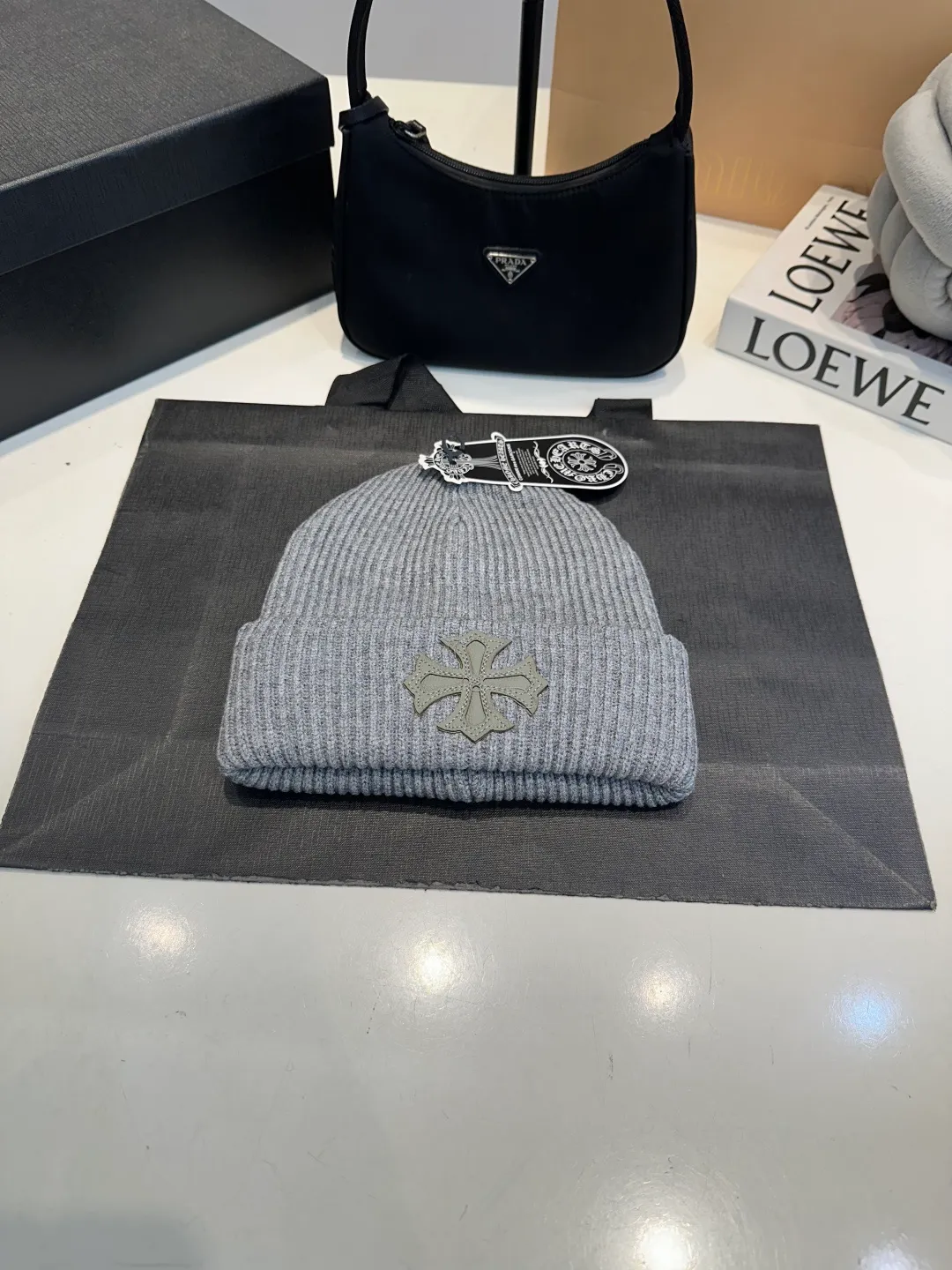 P46 Crow Heart Wool Hat, too flattering for your face. No matter you have a long face, a round face or a square face, you can easily wear it because the hat is very thick, so your face looks small, delicate and cute. Fashionable street style, recommended hat for autumn and winter.